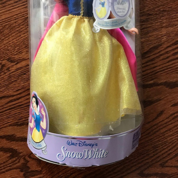 DISNEY PARKS PRINCESS SNOW WHITE DOLL COLLECTION 12'' doll Box is Damage NEW VHF - Picture 3 of 5